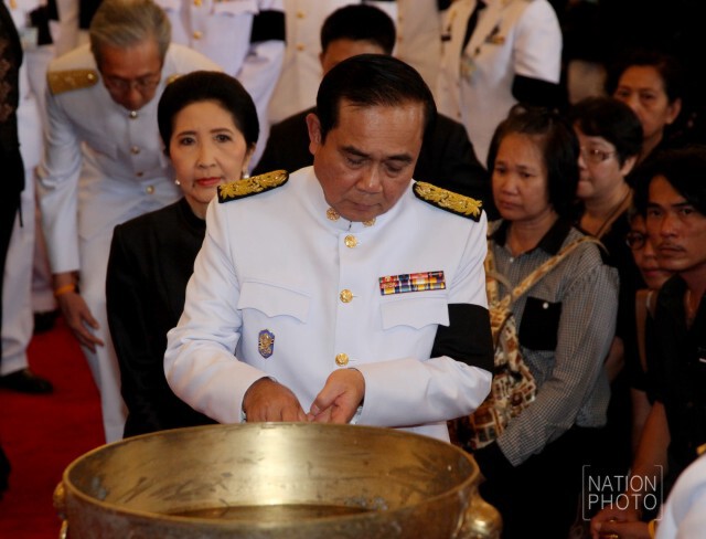 นายกฯ นำ ครม.ถวายน้ำสรงพระบรมศพ