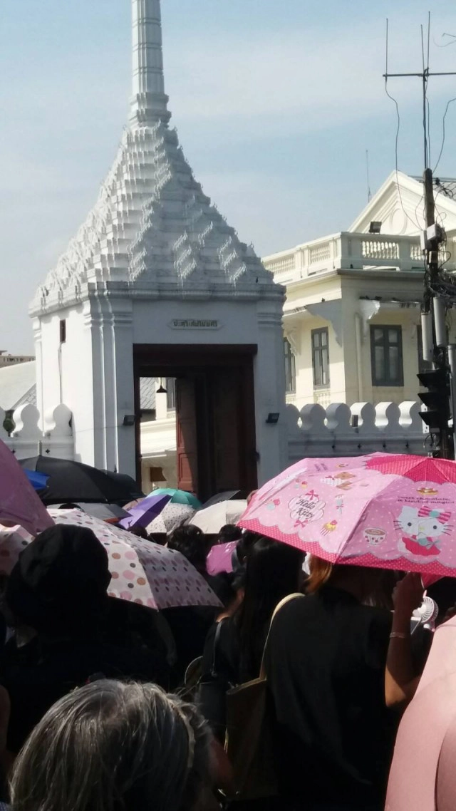 พสกนิกรชาวไทย ที่ วัดพระแก้ว ประตูวิเศษไชยศรี