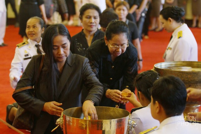 สำนักพระราชวังเปิดโอกาสให้ประชาชนถวายน้ำสรงพระบรมศพพระบาทสมเด็จพระเจ้าอยู่หัวภูมิพลอดุลยเดชฯ