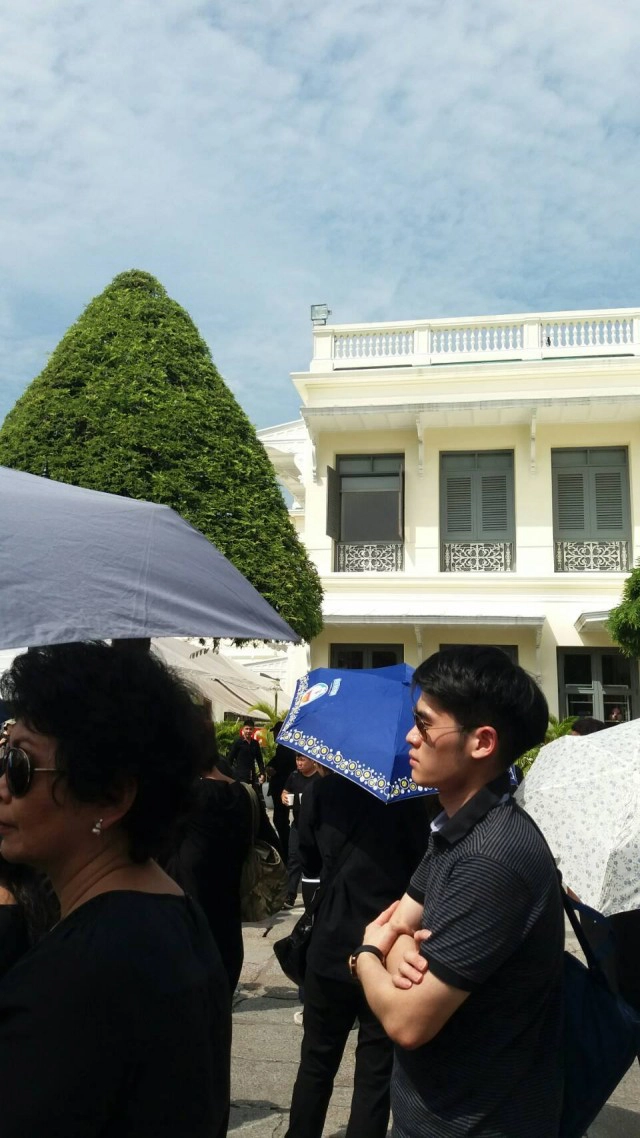 พสกนิกรชาวไทย ที่ วัดพระแก้ว ประตูวิเศษไชยศรี