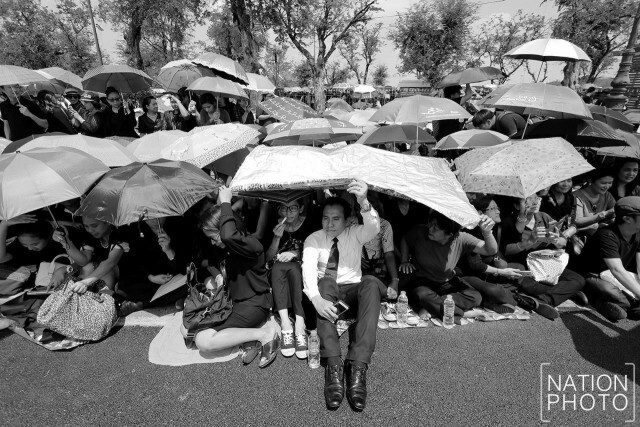 พสกนิกรเดินทางมารอบริเวณท้องสนามหลวง ในพิธีเคลื่อนพระบรมศพ