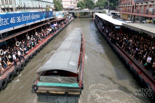 ประชาชนใช้บริการเรือ เดินทางไปสนามหลวง เพื่อร่วมถวายความอาลัย ในพิธีเคลื่อนพระบรมศพ