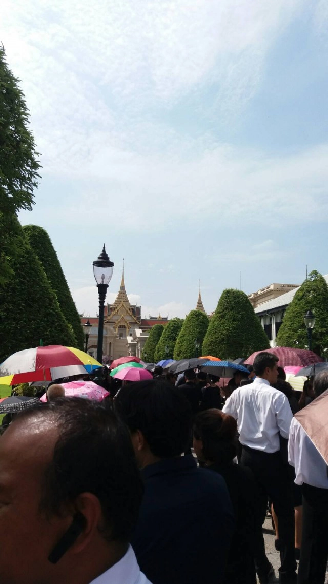 พสกนิกรชาวไทย ที่ วัดพระแก้ว ประตูวิเศษไชยศรี