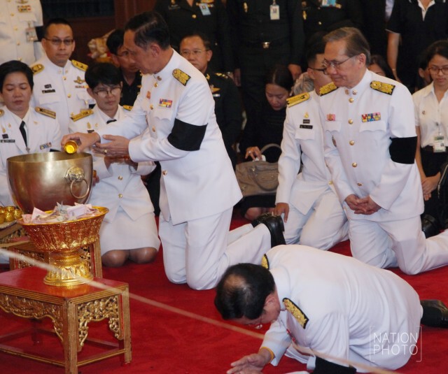 นายกฯ นำ ครม.ถวายน้ำสรงพระบรมศพ