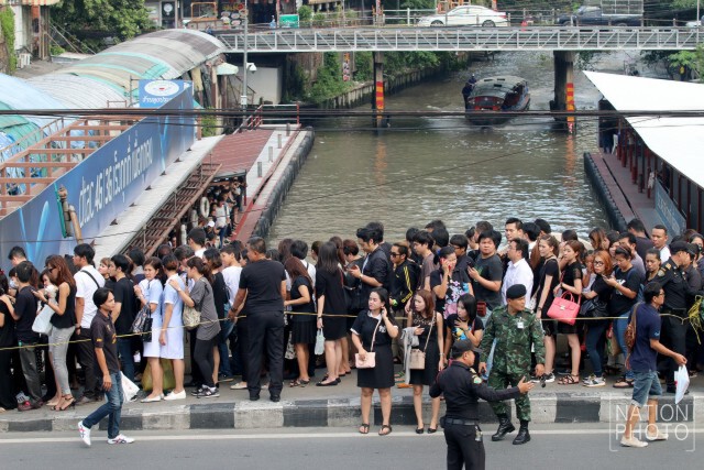 ประชาชนใช้บริการเรือ เดินทางไปสนามหลวง เพื่อร่วมถวายความอาลัย ในพิธีเคลื่อนพระบรมศพ
