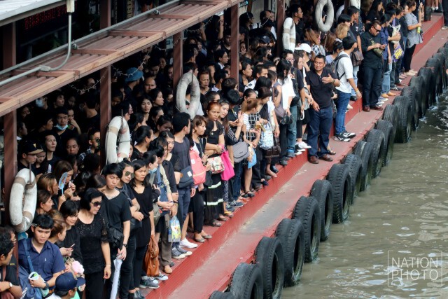 ประชาชนใช้บริการเรือ เดินทางไปสนามหลวง เพื่อร่วมถวายความอาลัย ในพิธีเคลื่อนพระบรมศพ