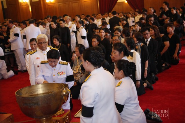 นายกฯ นำ ครม.ถวายน้ำสรงพระบรมศพ