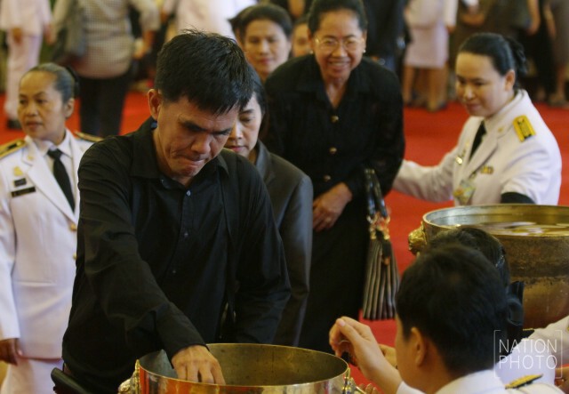 สำนักพระราชวังเปิดโอกาสให้ประชาชนถวายน้ำสรงพระบรมศพพระบาทสมเด็จพระเจ้าอยู่หัวภูมิพลอดุลยเดชฯ