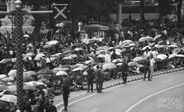 พสกนิกรมายังถ.ราชดำเนิน ร่วมพิธีเคลื่อนพระบรมศพ