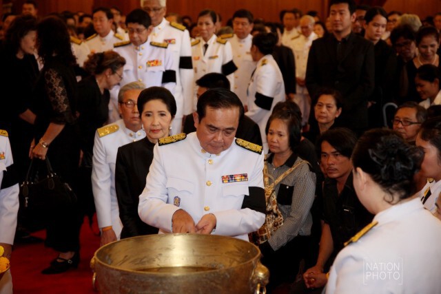 นายกฯ นำ ครม.ถวายน้ำสรงพระบรมศพ