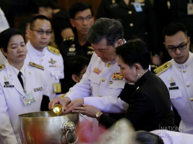 นายกฯ นำ ครม.ถวายน้ำสรงพระบรมศพ