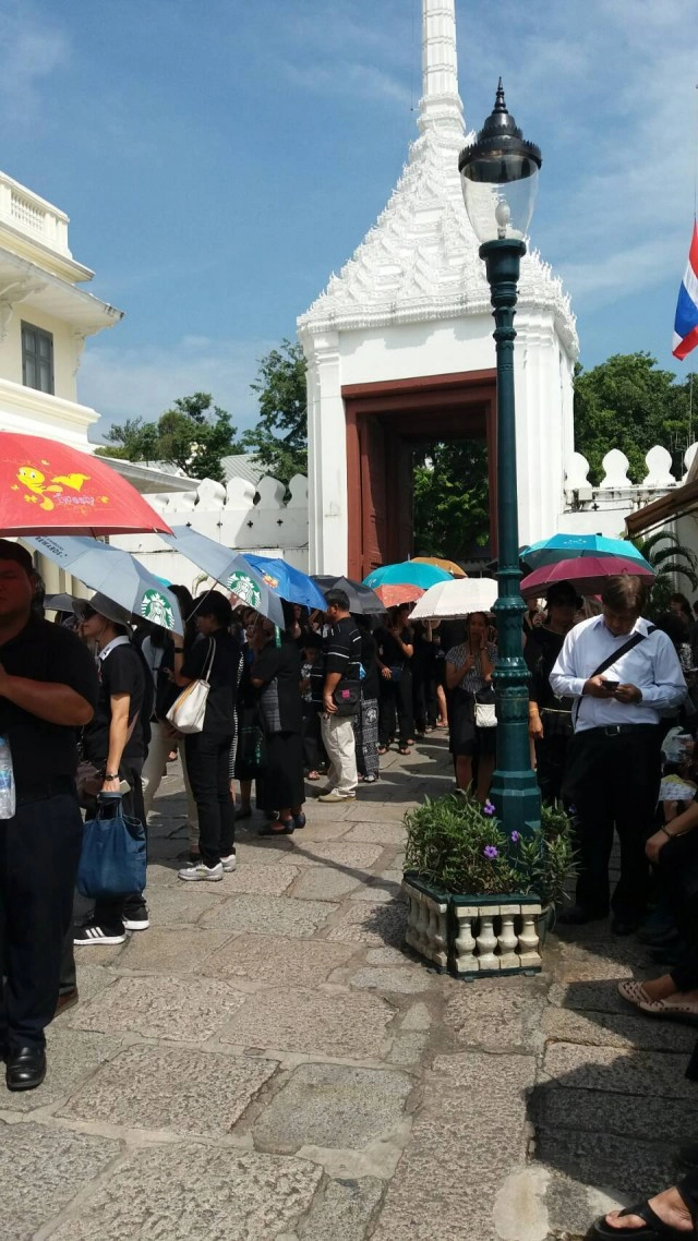 พสกนิกรชาวไทย ที่ วัดพระแก้ว ประตูวิเศษไชยศรี