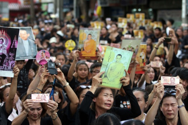พสกนิกรชาวไทยร่ำไห้ ในพิธีเชิญพระบรมศพ