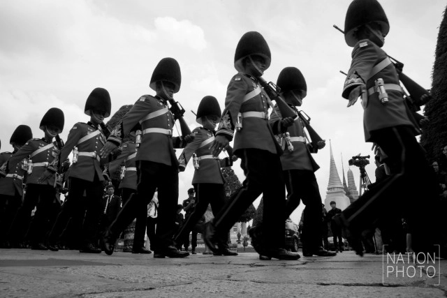 ทหารมหาดเล็กรักษาพระองค์ เตรียมรับขบวนเสด็จพระบรมศพ