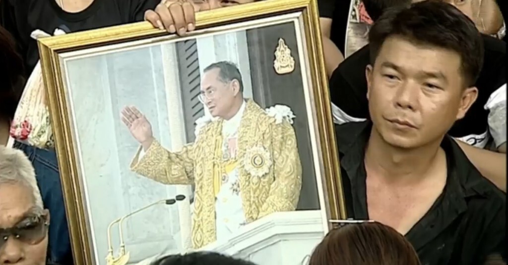 คนบันเทิงโพสต์ไว้อาลัย "พระบาทสมเด็จพระเจ้าอยู่หัวในพระบรมโกศ" คนบันเทิงโพสต์ไว้อาลัย "พระบาทสมเด็จพระเจ้าอยู่หัวในพระบรมโกศ"