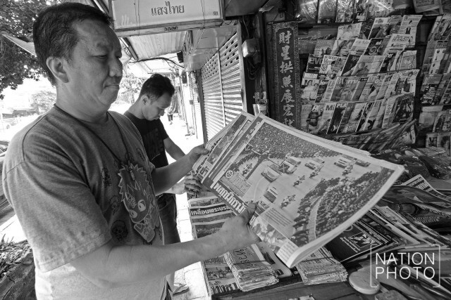 พสกนิกรชาวไทย แห่ซื้อ นสพ.รวบรวมภาพประวัติศาสตร์ในหลวง ร.๙
