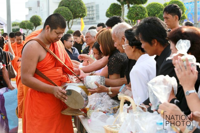 พสกนิกรชาวยะลา ร่วมพิธีตักบาตร  ถวายแด่ พระบาทสมเด็จพระเจ้าอยู่หัวในพระบรมโกศ