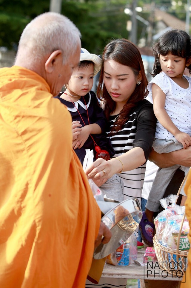 พสกนิกรชาวยะลา ร่วมพิธีตักบาตร  ถวายแด่ พระบาทสมเด็จพระเจ้าอยู่หัวในพระบรมโกศ