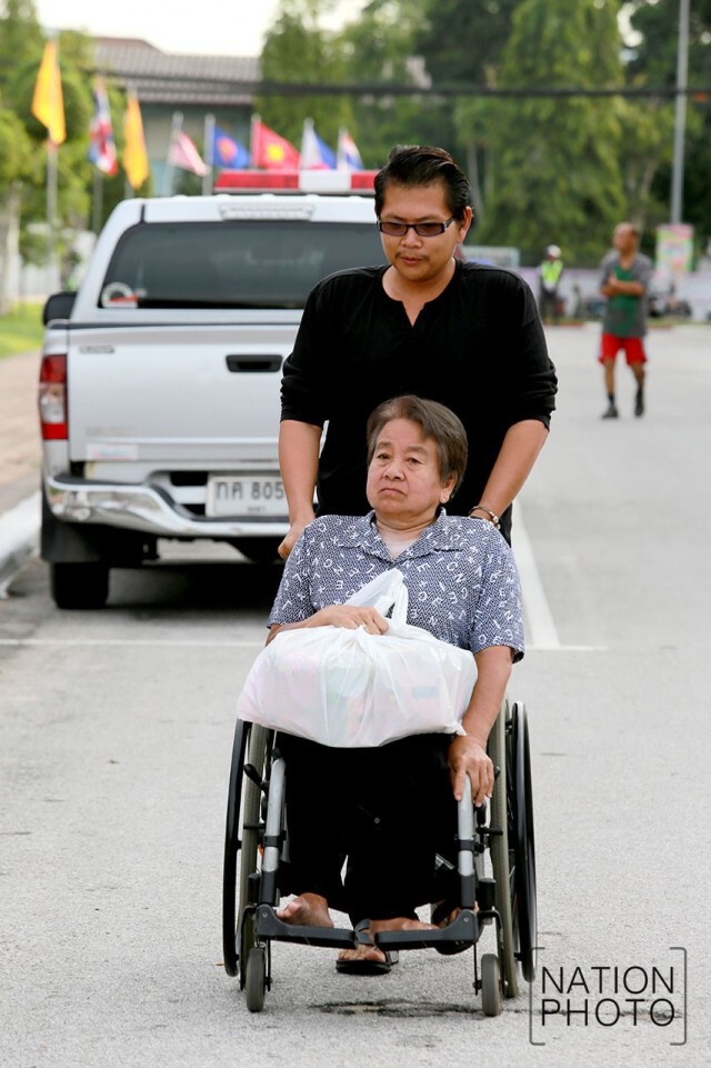 พสกนิกรชาวยะลา ร่วมพิธีตักบาตร  ถวายแด่ พระบาทสมเด็จพระเจ้าอยู่หัวในพระบรมโกศ