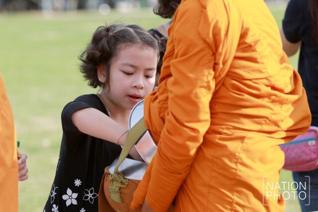 พสกนิกรชาวยะลา ร่วมพิธีตักบาตร  ถวายแด่ พระบาทสมเด็จพระเจ้าอยู่หัวในพระบรมโกศ