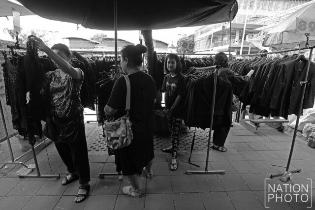 ประชาชนชาวไทย เลือกซื้อเสื้อผ้าสีดำ ไว้ทุกข์พระบาทสมเด็จพระเจ้าอยู่หัวในพระบรมโกศ
