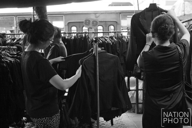 ประชาชนชาวไทย เลือกซื้อเสื้อผ้าสีดำ ไว้ทุกข์พระบาทสมเด็จพระเจ้าอยู่หัวในพระบรมโกศ