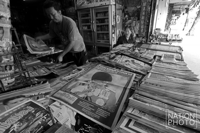 พสกนิกรชาวไทย แห่ซื้อ นสพ.รวบรวมภาพประวัติศาสตร์ในหลวง ร.๙