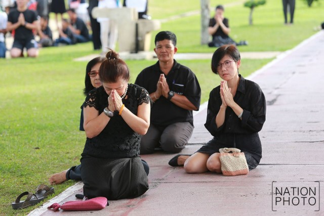 พสกนิกรชาวยะลา ร่วมพิธีตักบาตร  ถวายแด่ พระบาทสมเด็จพระเจ้าอยู่หัวในพระบรมโกศ