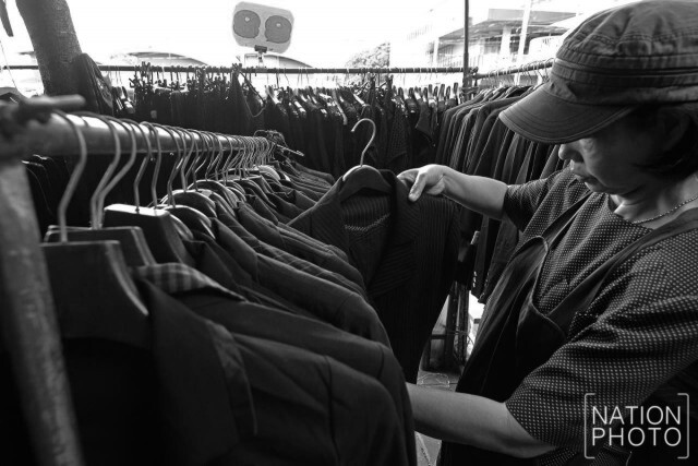 ประชาชนชาวไทย เลือกซื้อเสื้อผ้าสีดำ ไว้ทุกข์พระบาทสมเด็จพระเจ้าอยู่หัวในพระบรมโกศ