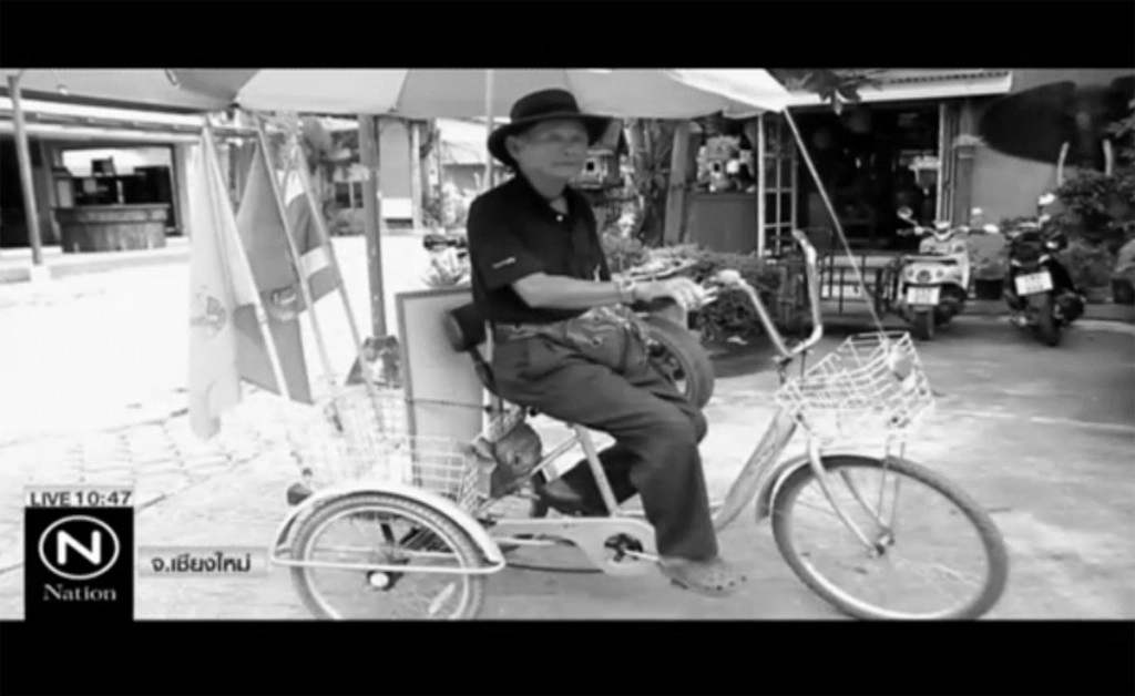 ลุงผู้พิการขี่จักรยานขายหวย ติดธงตราสัญลักษณ์