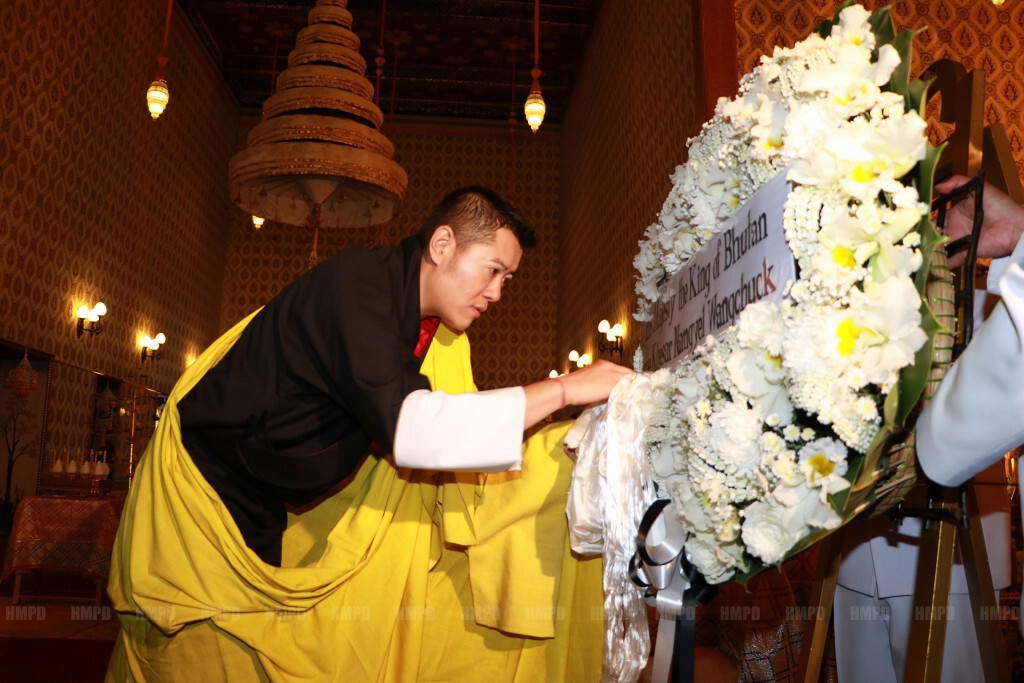 สมเด็จพระราชาธิบดีจิกมี เสด็จถวายพระราชสักการะพระบรมศพพระบาทสมเด็จพระเจ้าอยู่หัวในพระบรมโกศ