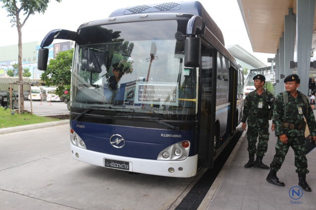 รถตู้จิตอาสา-รถโดยสารจากทอ.
บริการรับส่งปชช. เดินทางไปสนามหลวง
แสดงความอาลัย