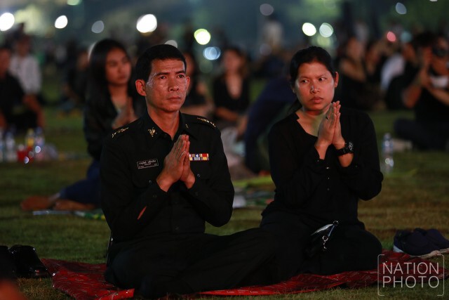 พสกนิกรชาวไทยเดินทางมาร่วมแสดงความอาลัย รอบพระบรมมหาราชวัง