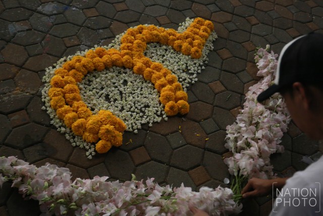 พสกนิกรชาวไทยเดินทางมาร่วมแสดงความอาลัย รอบพระบรมมหาราชวัง