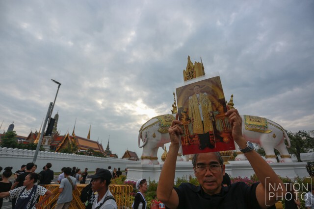 พสกนิกรทั่วประเทศ เดินทางมาร่วมแสดงความอาลัย