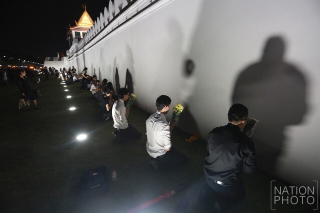 พสกนิกรชาวไทยเดินทางมาร่วมแสดงความอาลัย รอบพระบรมมหาราชวัง