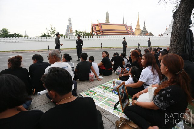 พสกนิกรทั่วประเทศ เดินทางมาร่วมแสดงความอาลัย