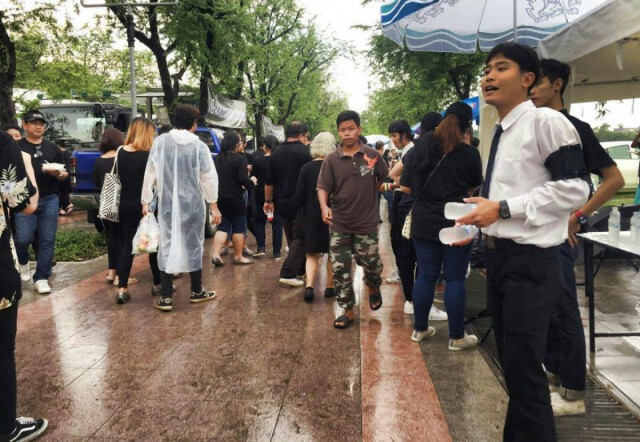 พสกนิกรทั่วประเทศ เดินทางมาร่วมแสดงความอาลัย