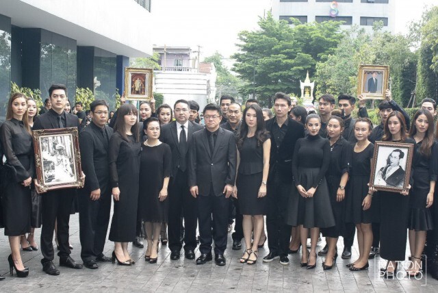 ศิลปินอาร์เอส ร่วมถวายความอาลัย พระบาทสมเด็จพระเจ้าอยู่หัว ภูมิพลอดุลยเดช