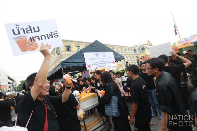 พสกนิกรทั่วประเทศ เดินทางมาร่วมแสดงความอาลัย
