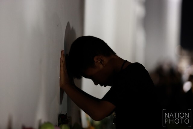 พสกนิกรชาวไทยเดินทางมาร่วมแสดงความอาลัย รอบพระบรมมหาราชวัง