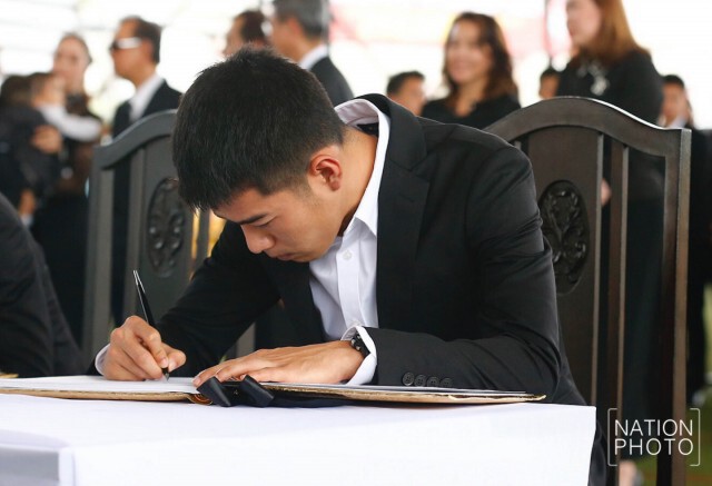 นักเตะเมืองทองฯ ร่วมถวายอาลัย พระบาทสมเด็จพระเจ้าอยู่หัว ภูมิพลอดุลยเดช