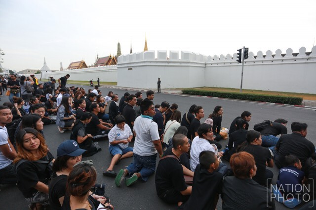 พสกนิกรทั่วประเทศ เดินทางมาร่วมแสดงความอาลัย