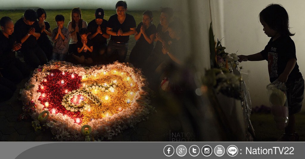 พสกนิกรชาวไทย แสดงความอาลัยวางดอกไม้ข้างกำแพงพระบรมมหาราชวัง พสกนิกรชาวไทย แสดงความอาลัยวางดอกไม้ข้างกำแพงพระบรมมหาราชวัง
