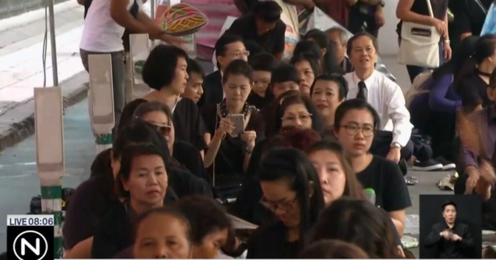 ประชาชนทยอยเดินทางมาลงนามแสดงความอาลัย ประชาชนทยอยเดินทางมาลงนามแสดงความอาลัย
