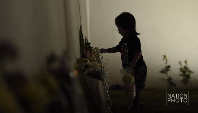 พสกนิกรชาวไทย แสดงความอาลัยวางดอกไม้ข้างกำแพงพระบรมมหาราชวัง