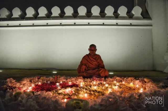 พสกนิกรชาวไทย แสดงความอาลัยวางดอกไม้ข้างกำแพงพระบรมมหาราชวัง