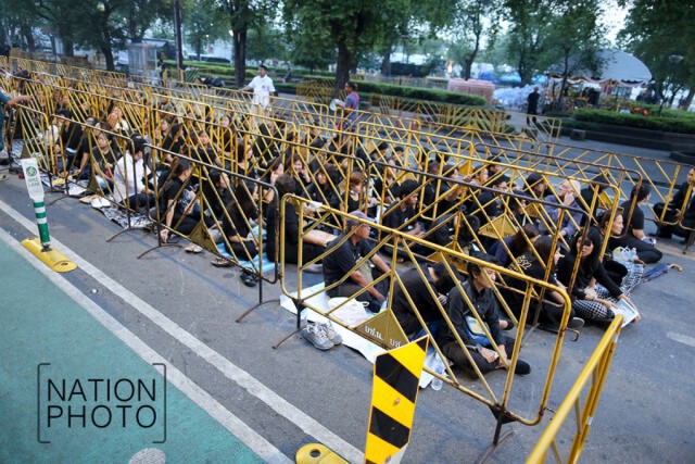 ประชาชนทยอยเดินทางมาลงนามแสดงความอาลัย