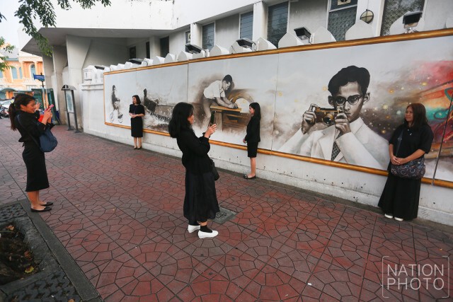 พระบรมสาทิสลักษณ์ พระบาทสมเด็จพระเจ้าอยู่หัว ที่กำแพงม.ศิลปากร
