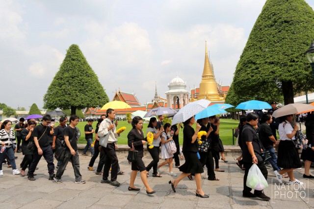 ประชาชนเดินทางลงนามแสดงความอาลัย